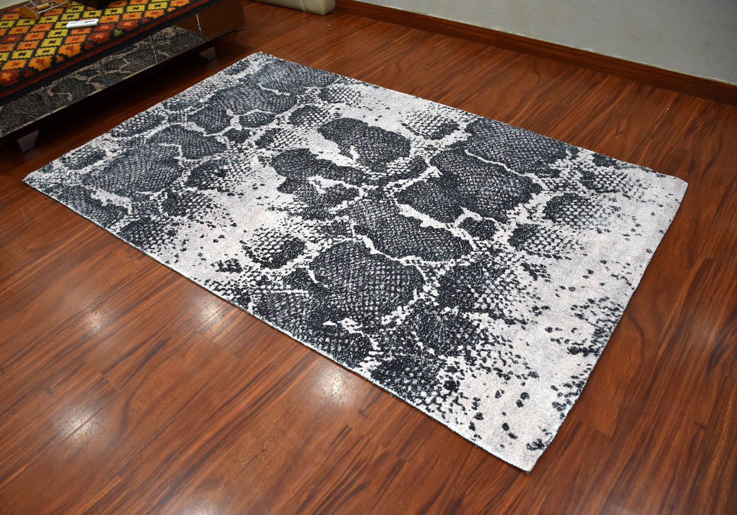 Multi Size Gray Black Color Hand Woven Animal Print Polyester Contemporary Oriental Rug