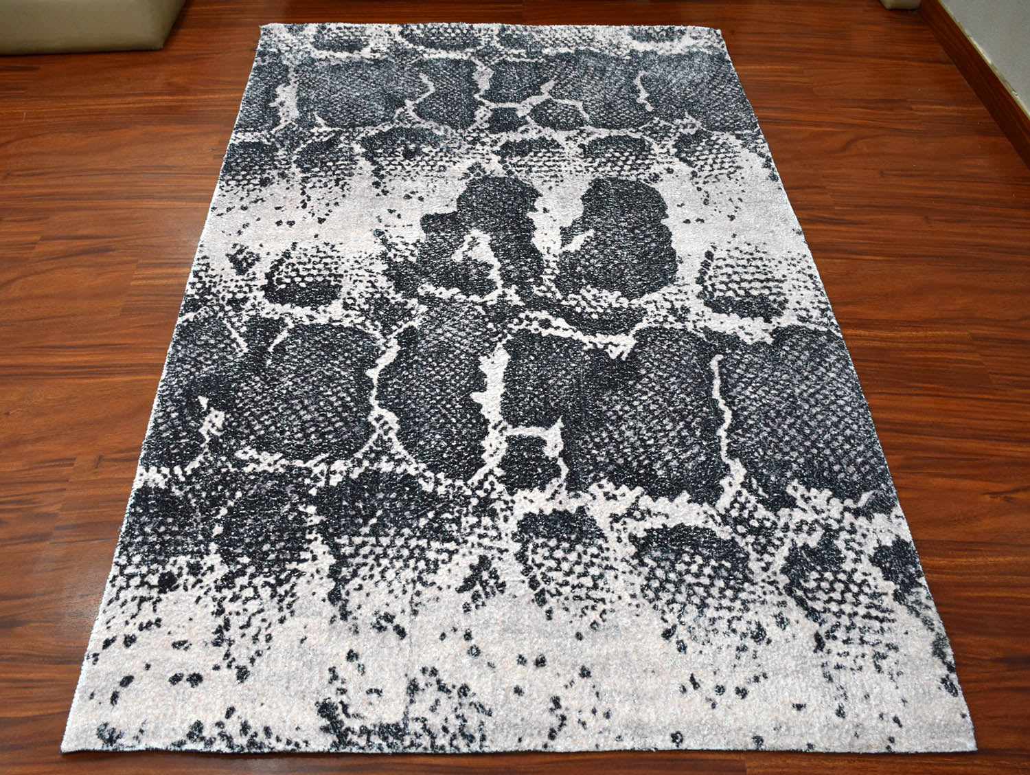 Multi Size Gray Black Color Hand Woven Animal Print Polyester Contemporary Oriental Rug