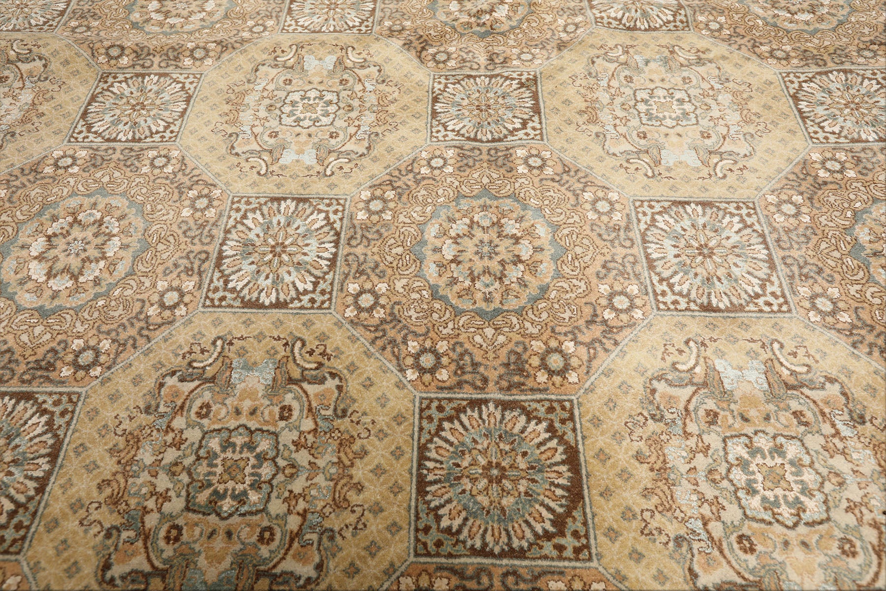 8x10 Beige, Tan, Turqoiuse Color Hand Knotted Bakhtiari Wool & Silk Transitional Oriental Rug