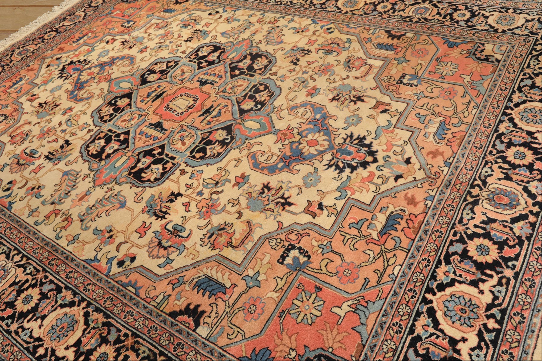 9x12 Ivory, Charcoal, Peach Color Hand Knotted Serapi Wool Traditional Oriental Rug