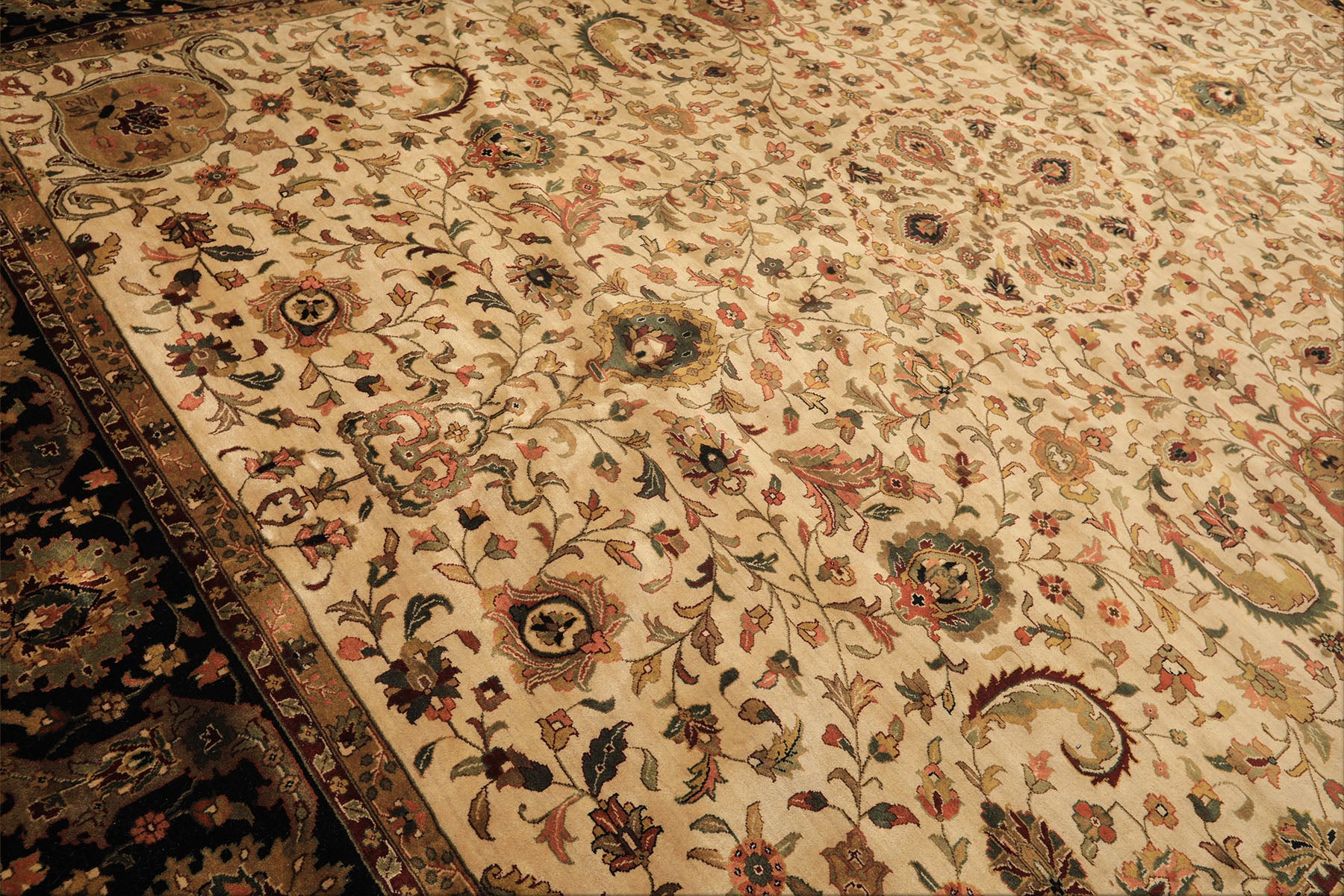 Palace Beige, Black, Maroon Color Hand Knotted Agra New Zealand Wool Traditional Oriental Rug