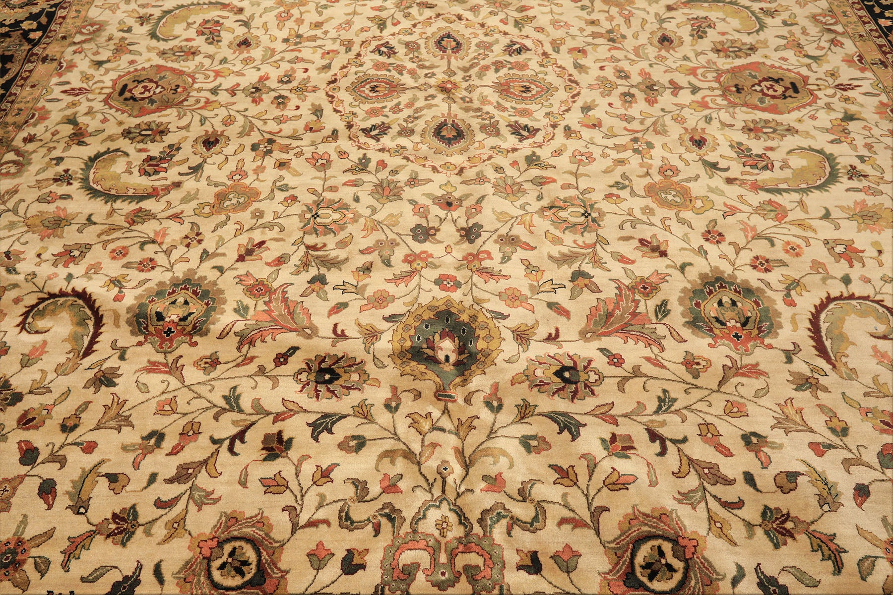 Palace Beige, Black, Maroon Color Hand Knotted Agra New Zealand Wool Traditional Oriental Rug